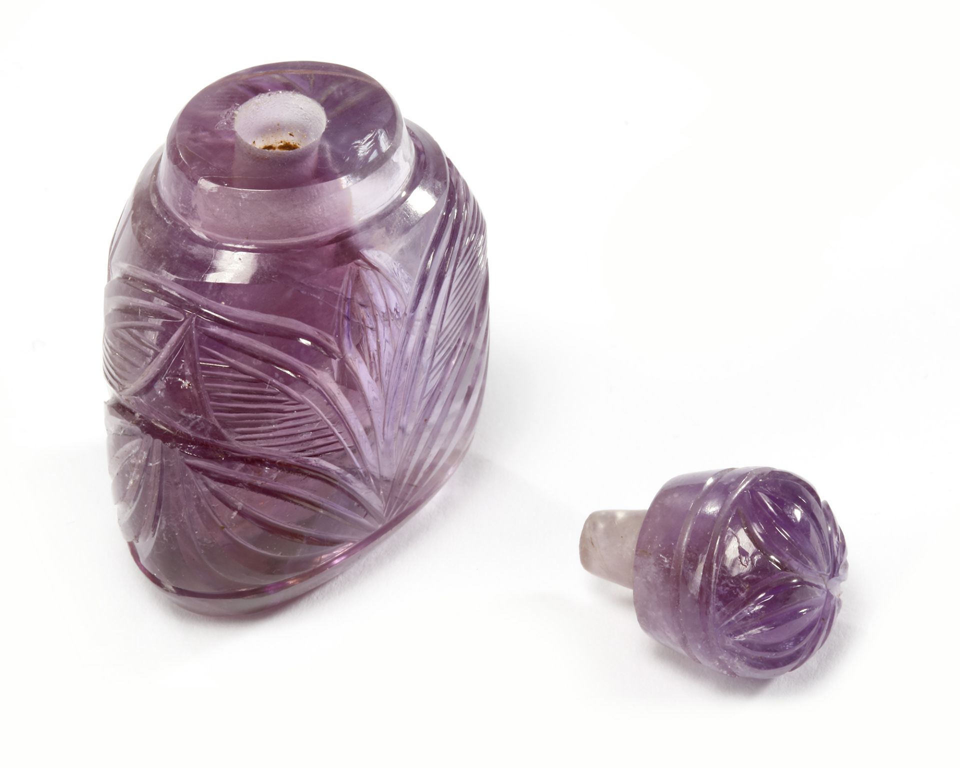 A CARVED AMETHYST FLASK WITH STOPPER, INDIA, LATE 19TH CENTURY - Image 2 of 5