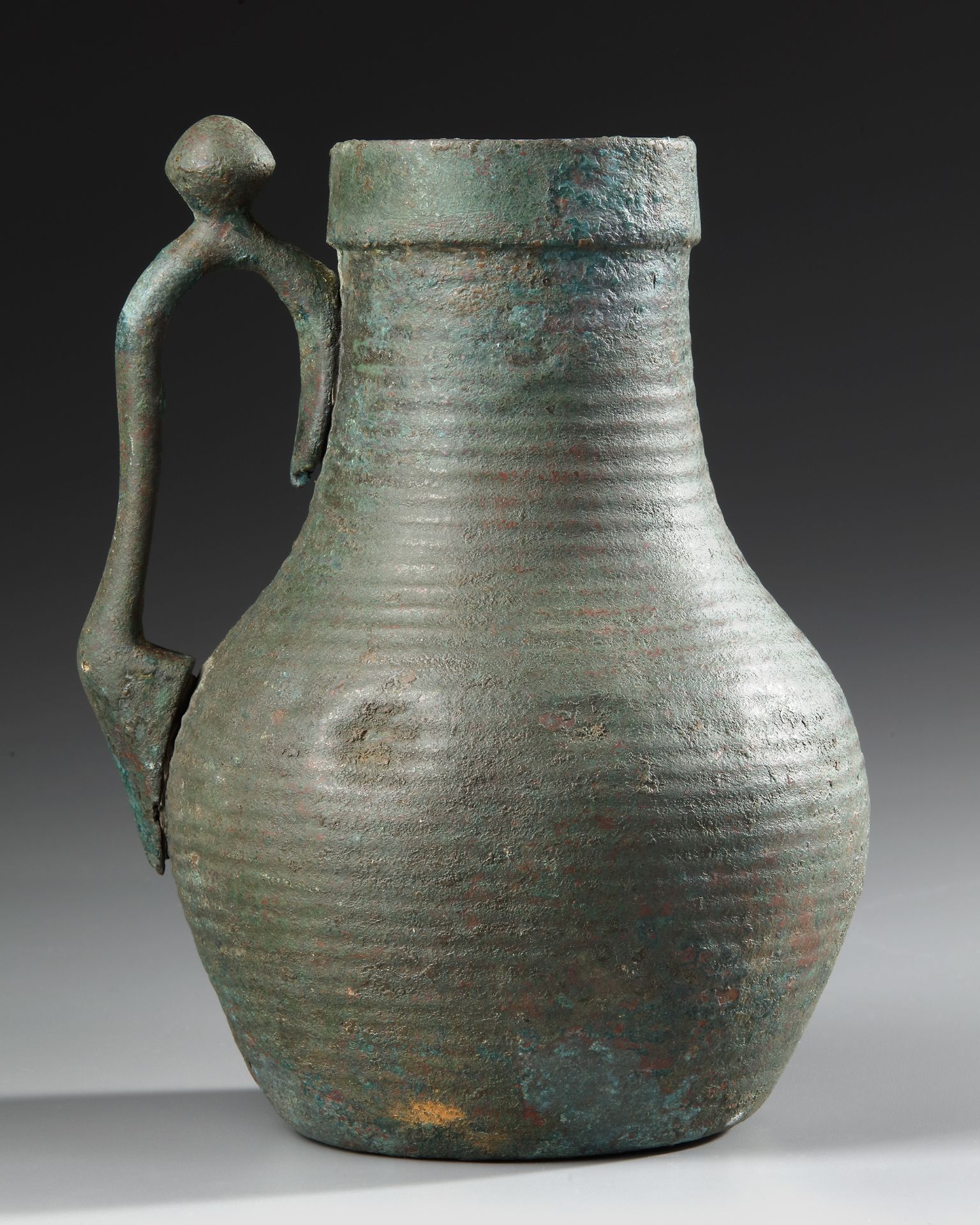 AN UMAYYAD BRONZE EWER, MESOPOTAMIA, 8TH-9TH CENTURY - Bild 3 aus 10