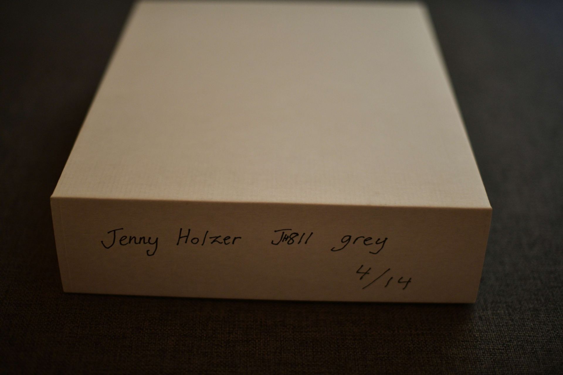 Jenny Holzer: JH 811 grey (2004) - Bild 3 aus 3