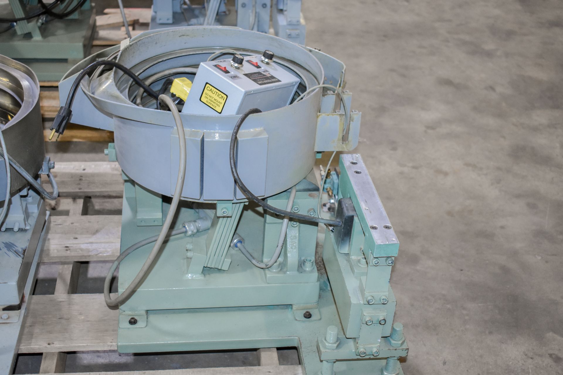 15" Vibratory Feeder Bowl W/ Rodix Feeder Cube - Image 2 of 2