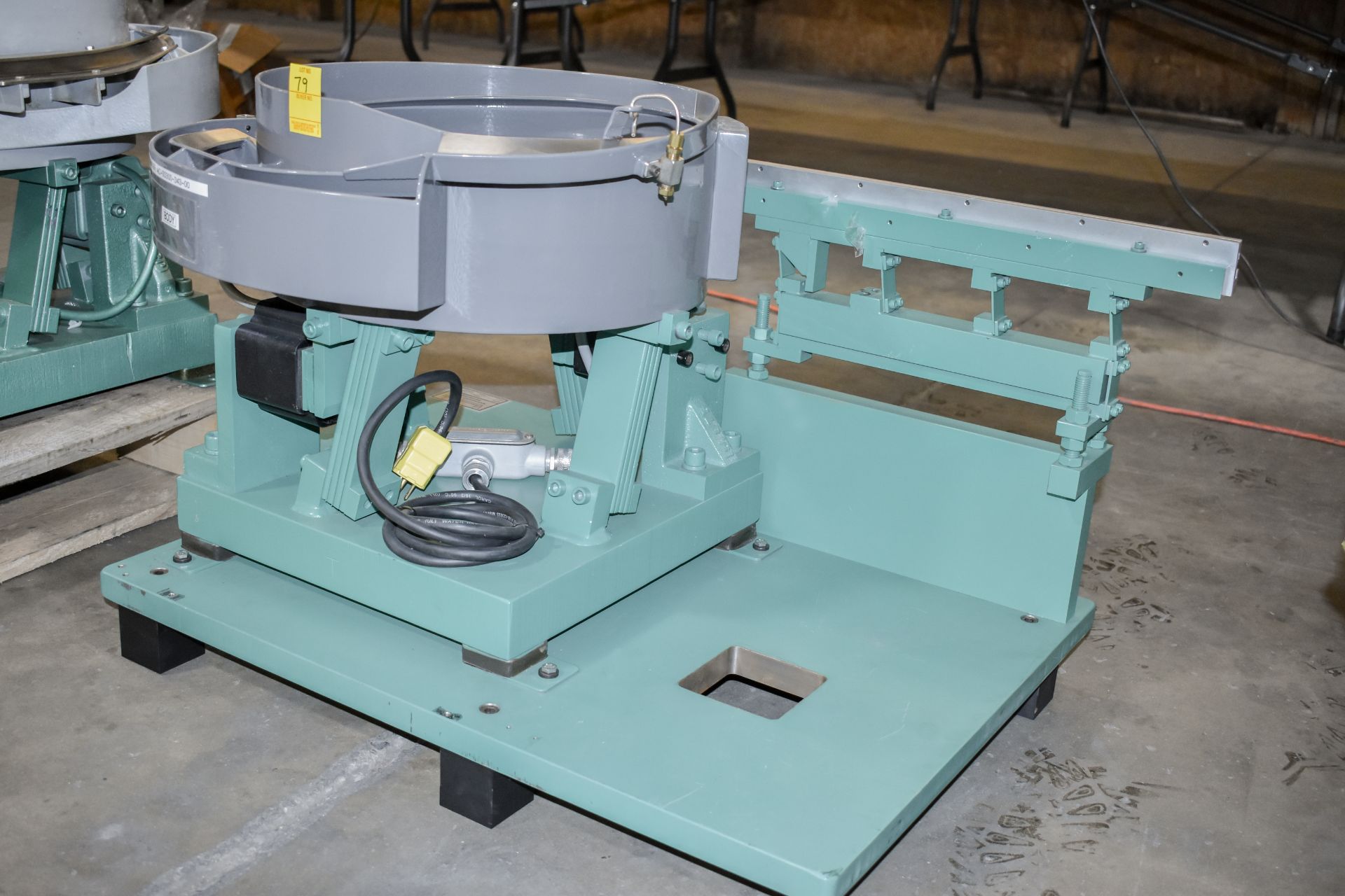 18" Vibratory Feeder W/ Bowl