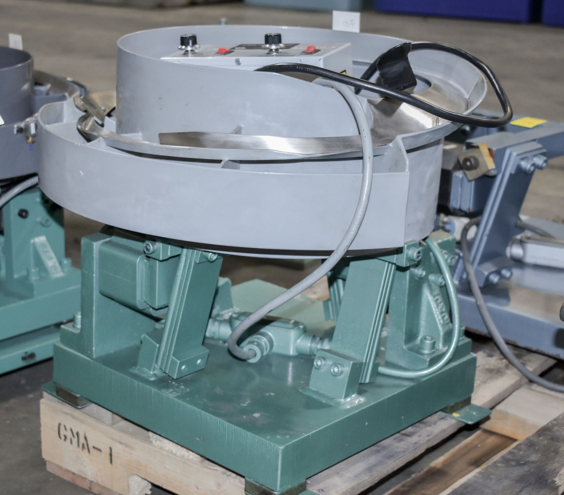 Vibratory Feeder W/ Rodix Feeder Cube