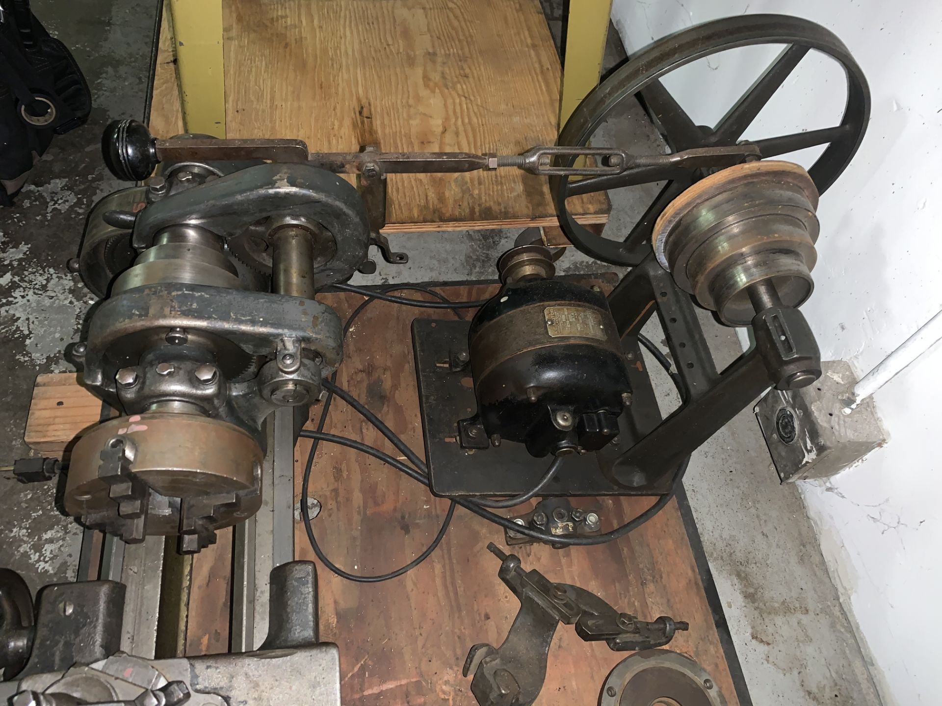 South Bend 8" x 36" Engine Lathe with carriage, tool post, 3 steadies, 3 and 4 Jaw Chucks - Image 8 of 9