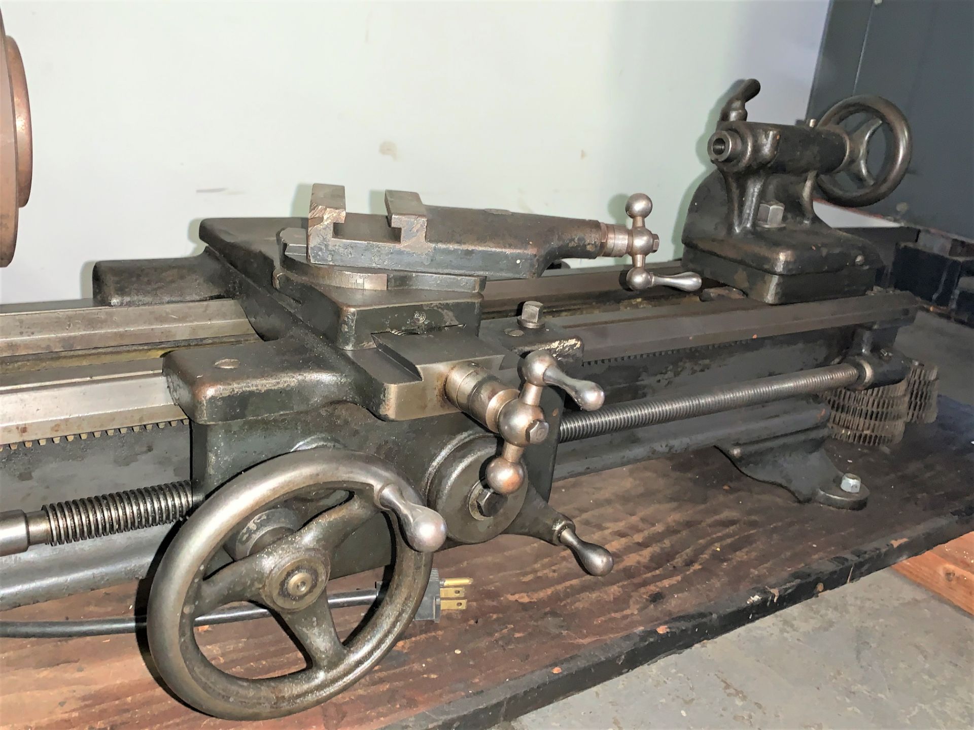 South Bend 8" x 36" Engine Lathe with carriage, tool post, 3 steadies, 3 and 4 Jaw Chucks - Image 4 of 9