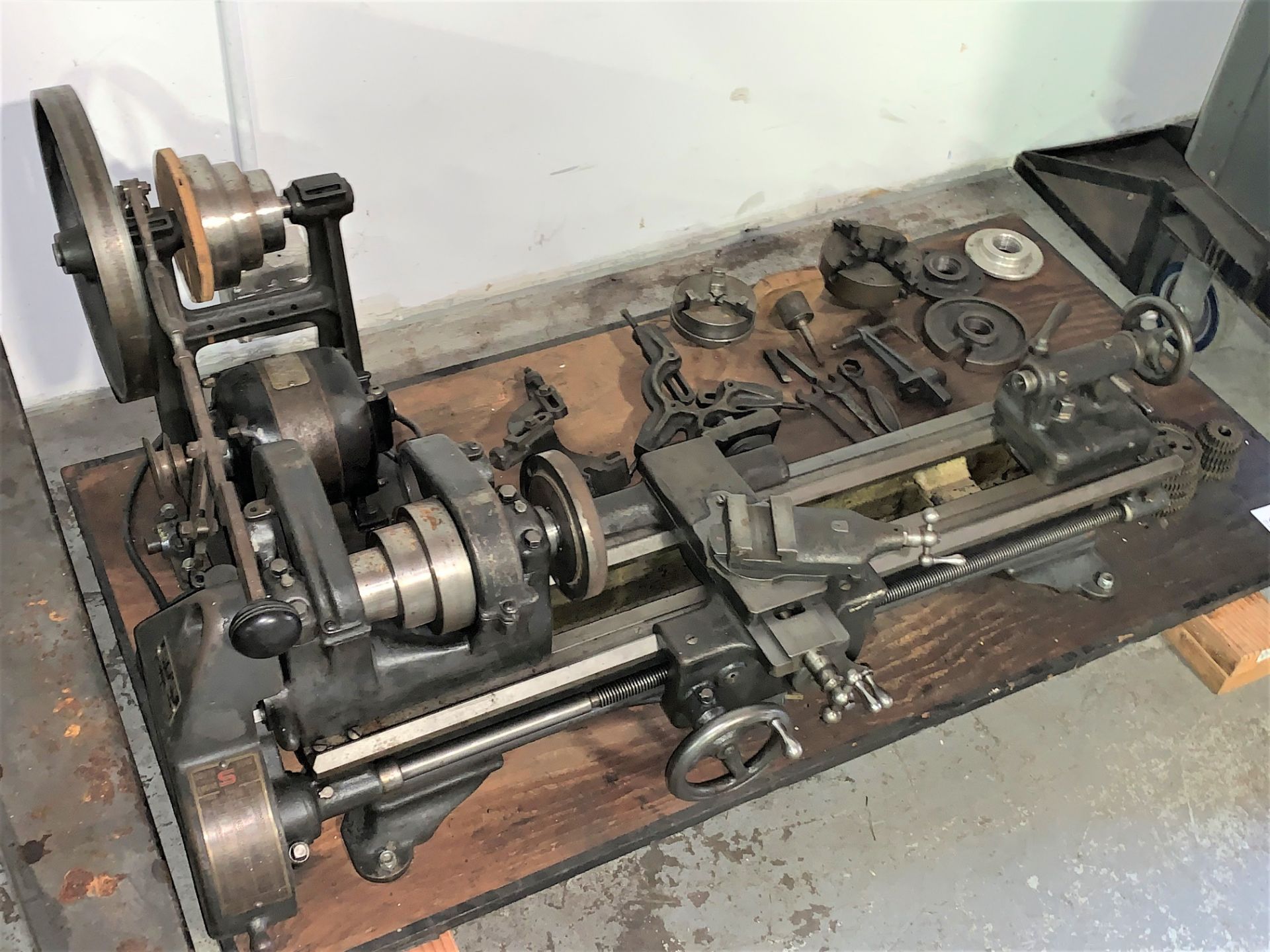 South Bend 8" x 36" Engine Lathe with carriage, tool post, 3 steadies, 3 and 4 Jaw Chucks - Image 2 of 9