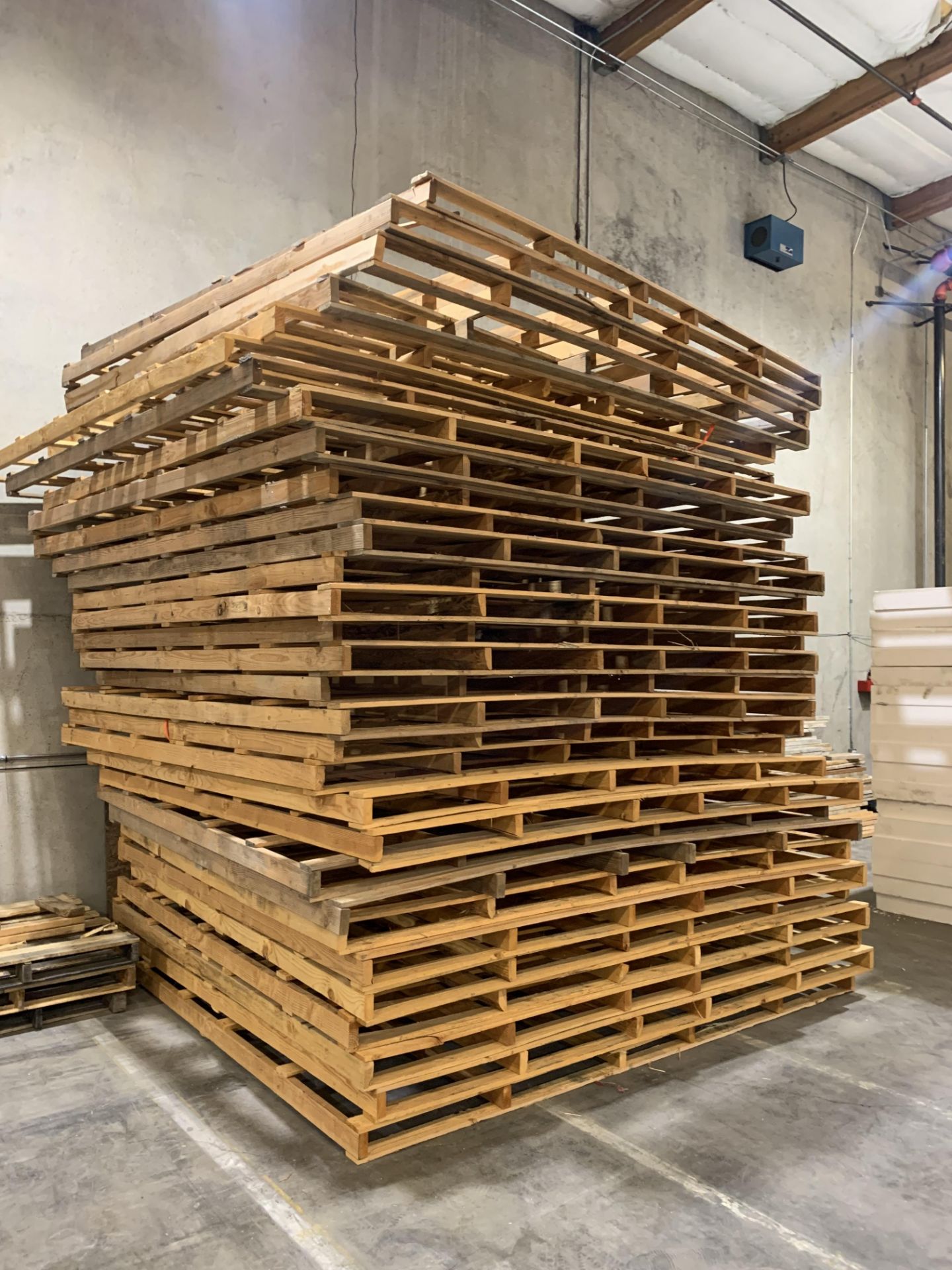 (5) 8' X 10' Wood Pallets