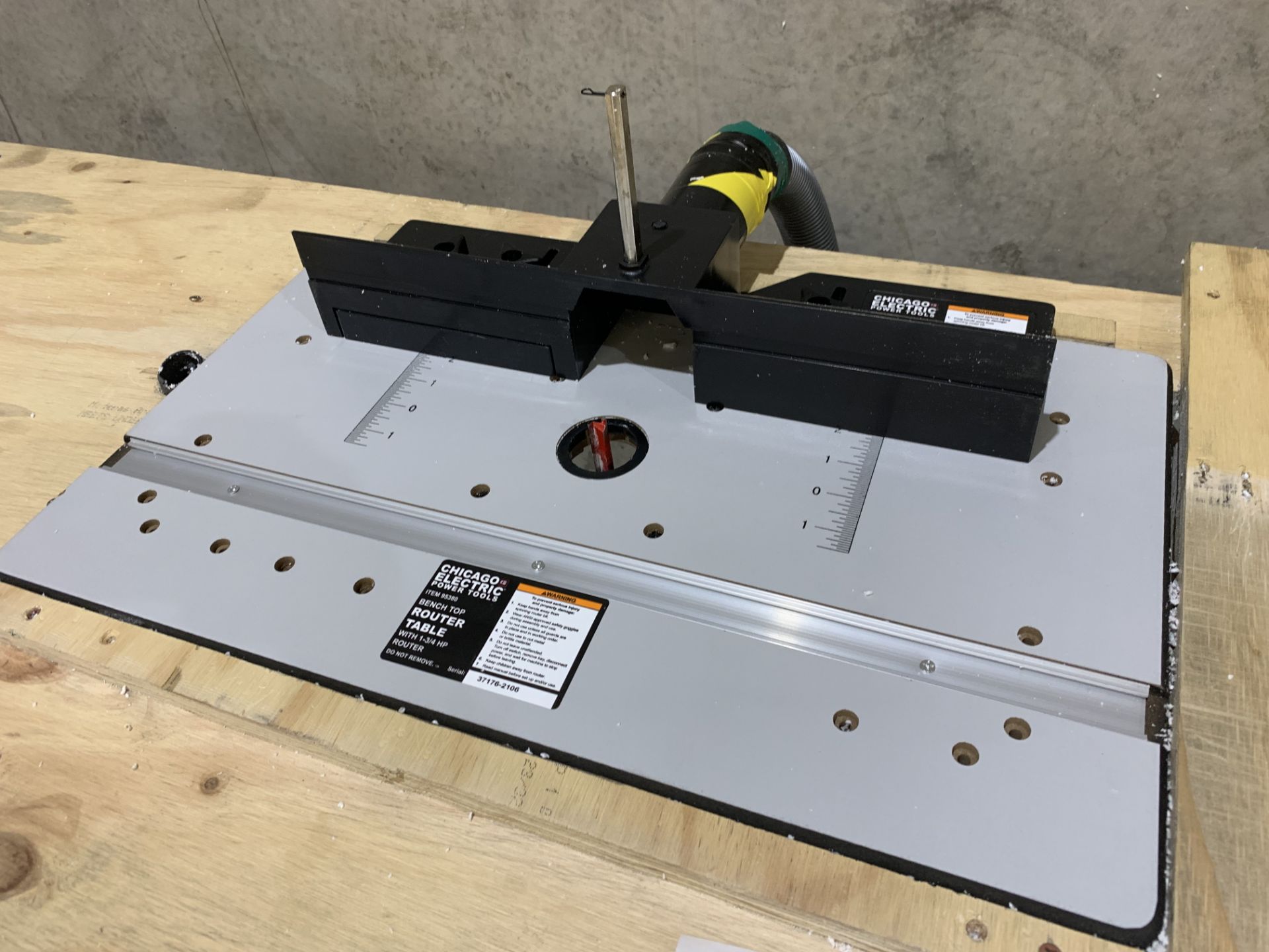 Chicago Electric Bench Top Router Table w/1 3/4 hp Router w/wood layout table - Bild 2 aus 2