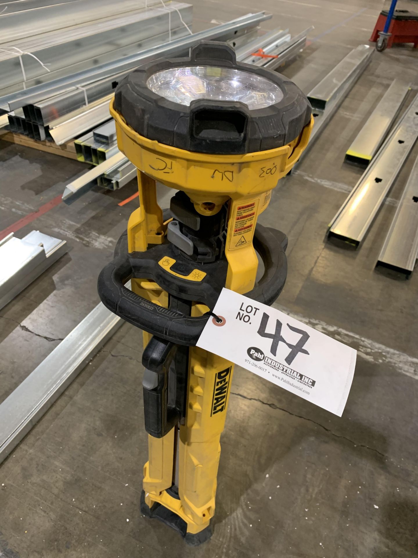 DeWalt Work Light on stand model DCL079