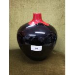 Large Royal doulton flambé vase rouge et noir 1616 22cm x 18cm.