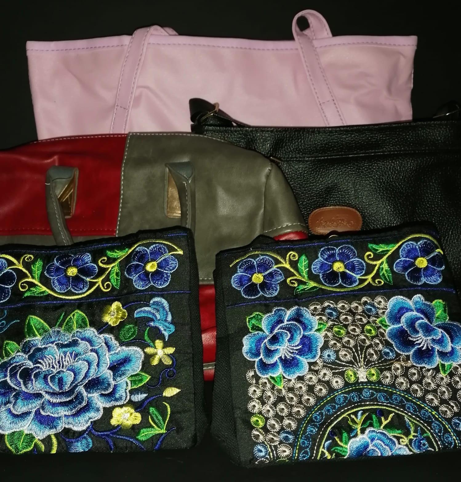 Lot of ladies evening bags.