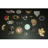 Collection of brooches to include vintage.
