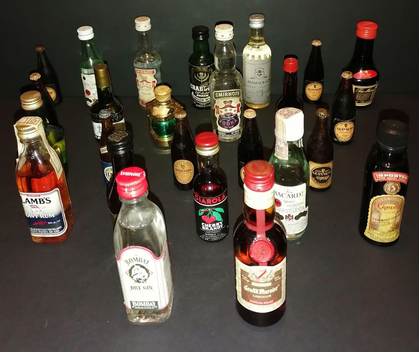 Lot of alcohol miniatures.