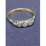 18ct gold 3 diamond stone ring. 2.5 grams..