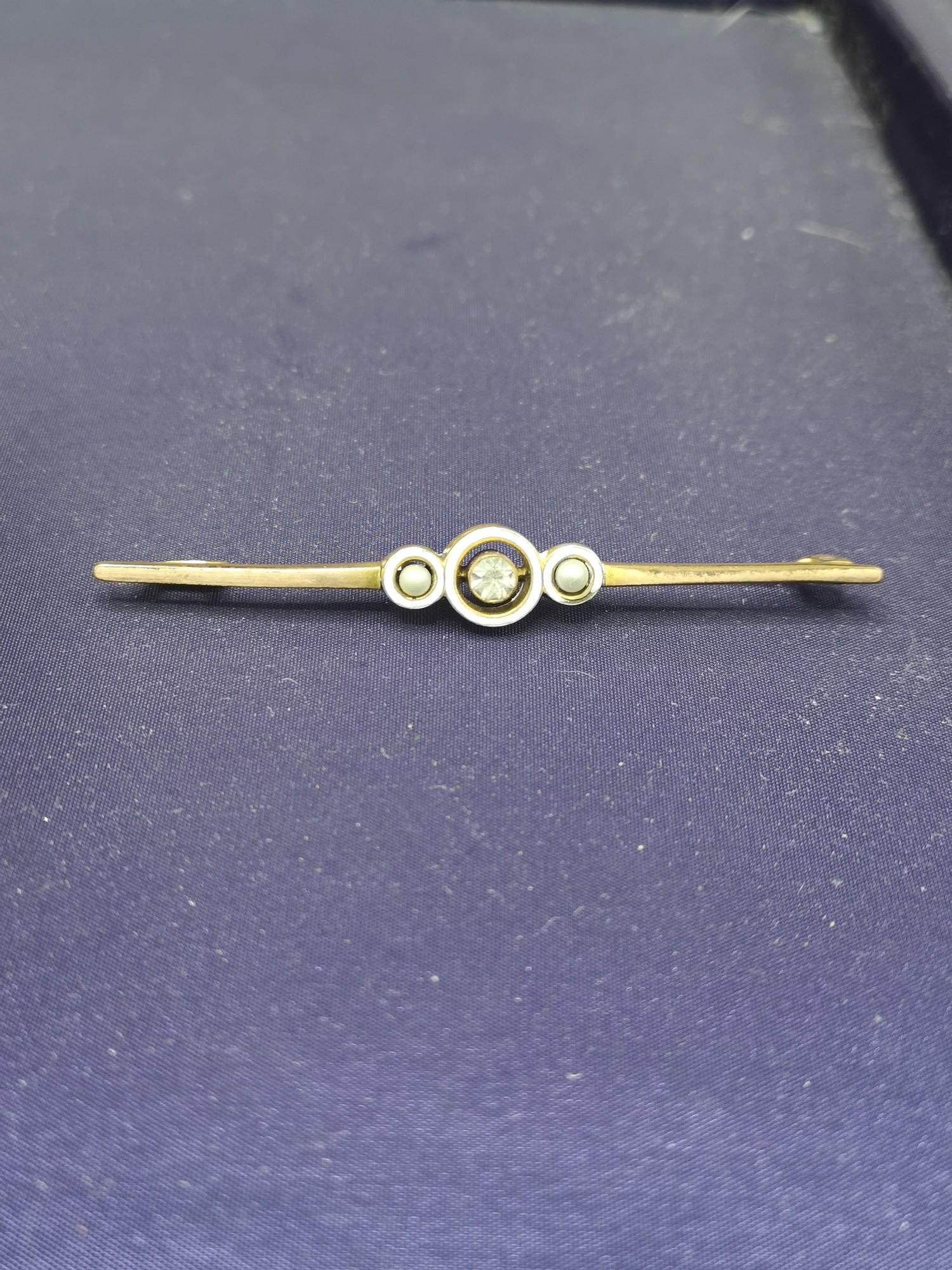 4 yellow metal bar brooches no Hall marks. - Image 3 of 5