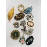 Lot of stunning vintage brooches.