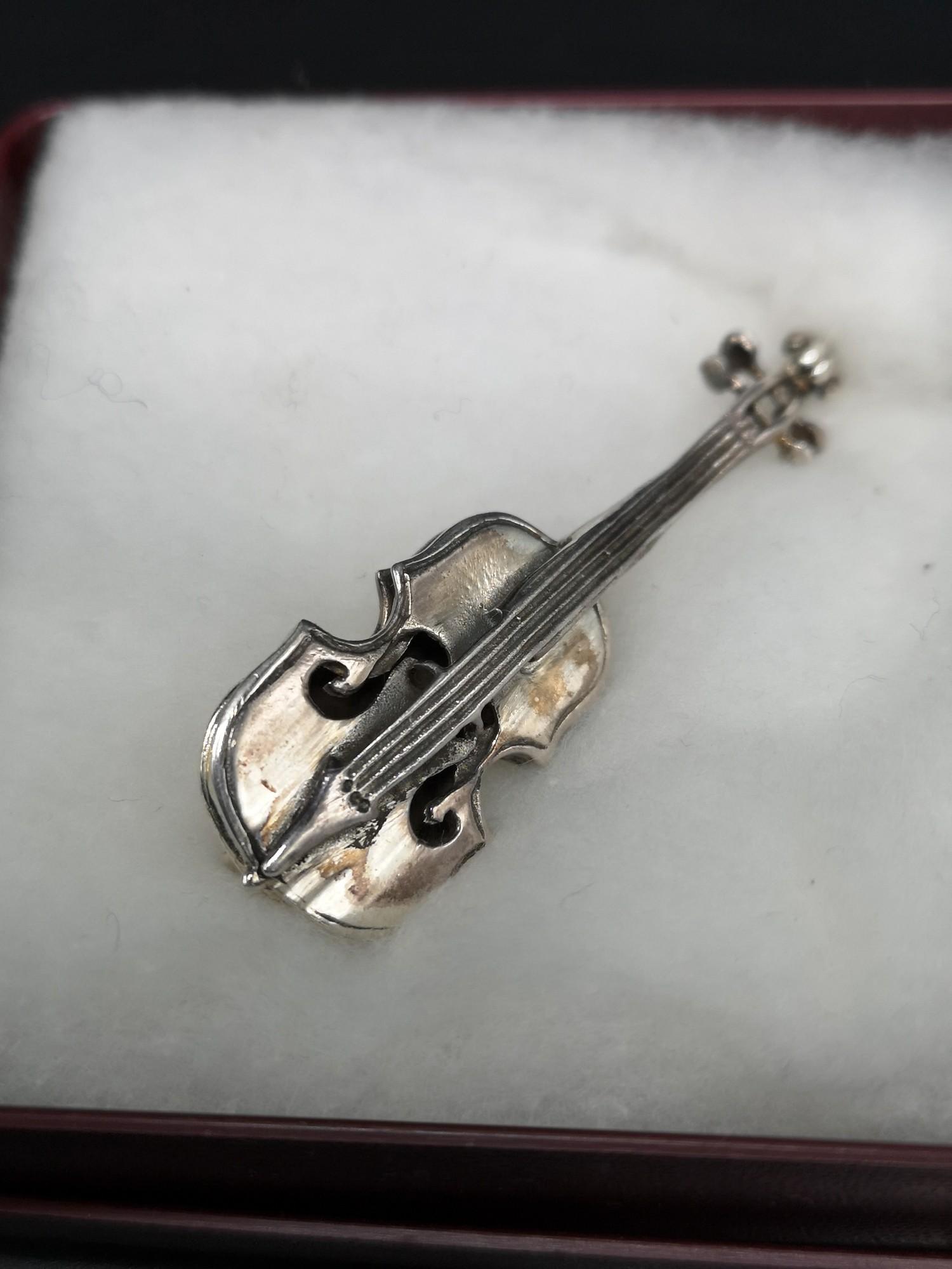 Silver 925 violin brooch.