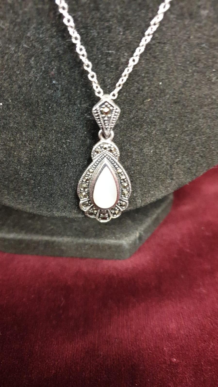 Vintage Silver Mother Of Pearl and Marcasite pendant on 20 inch Chain 6.5g - Bild 2 aus 2