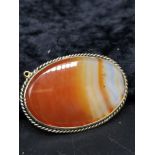 Yellow metal agate stunning brooch .