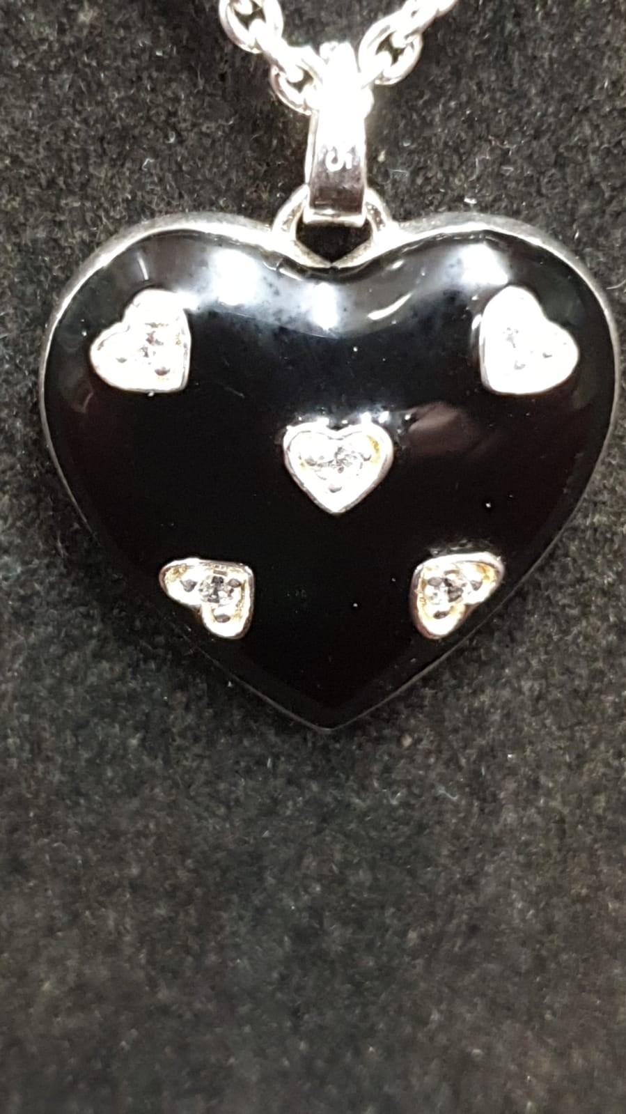 Good quality silver 925 belchar chain with silver and enamel heart pendant. - Image 2 of 2