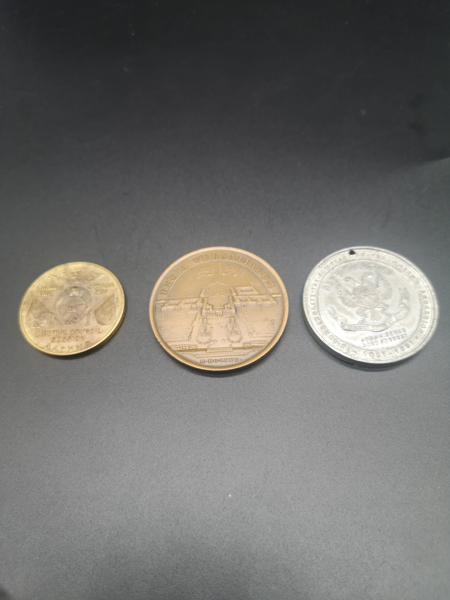 3 collectable coins to include Toronic June 1980 coin, Regal versaliarum coin together with city