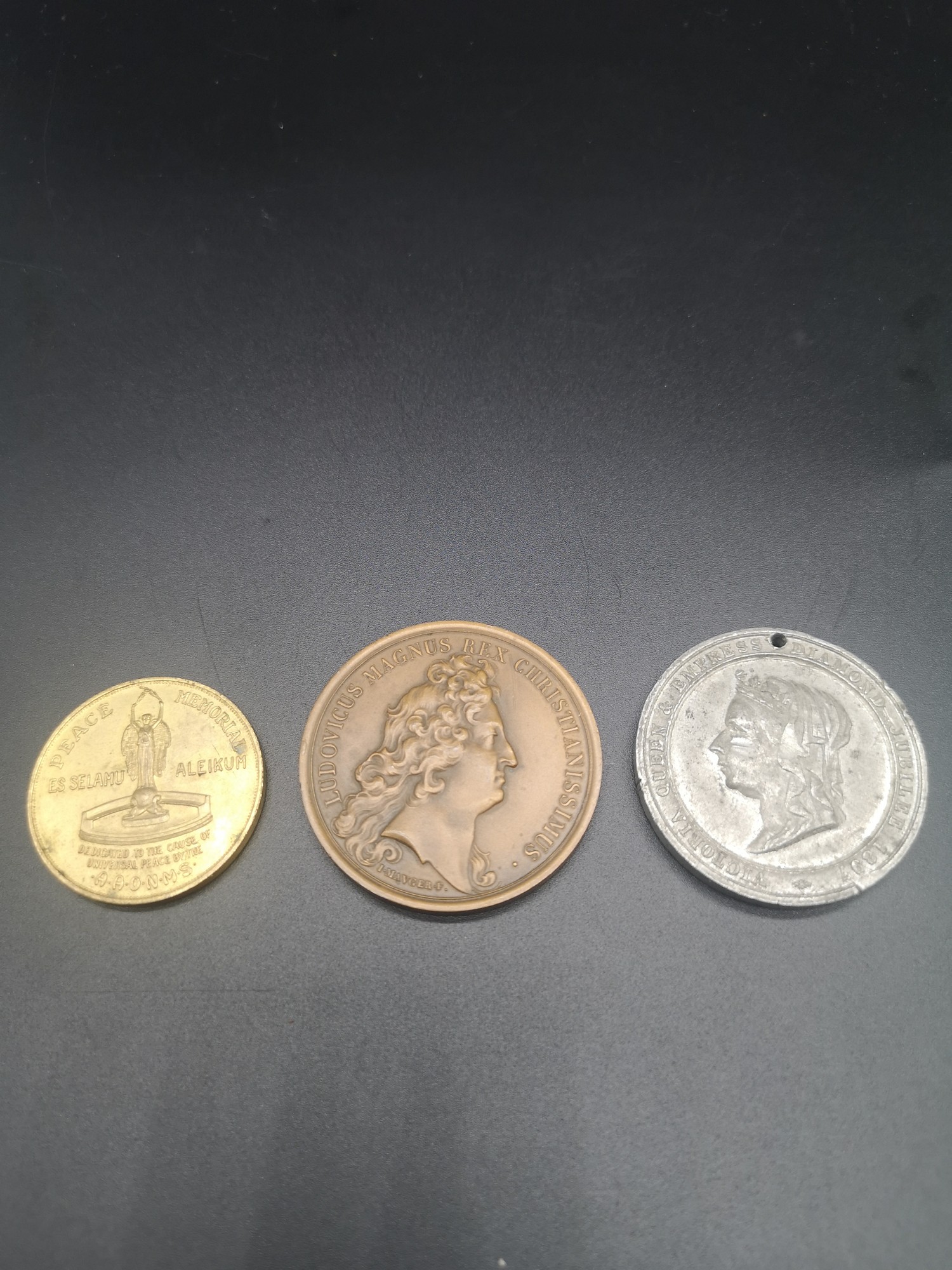 3 collectable coins to include Toronic June 1980 coin, Regal versaliarum coin together with city - Image 5 of 8