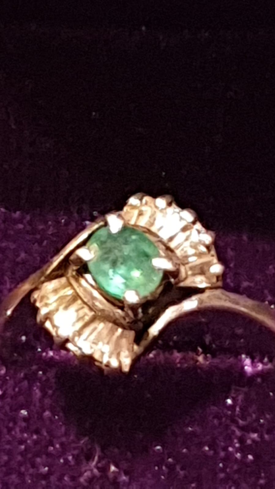 Vintage Art Deco Style Silver Ring With Centre Green Stone And Bezel Cut Stones On Shoulders. - Image 2 of 2