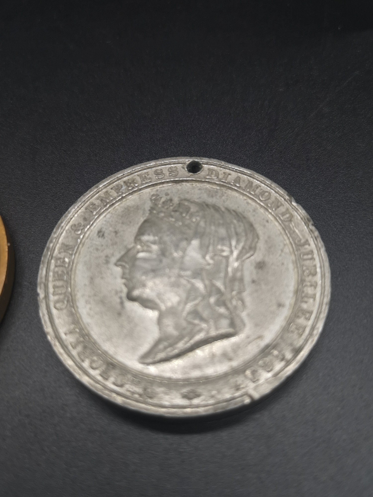 3 collectable coins to include Toronic June 1980 coin, Regal versaliarum coin together with city - Image 8 of 8