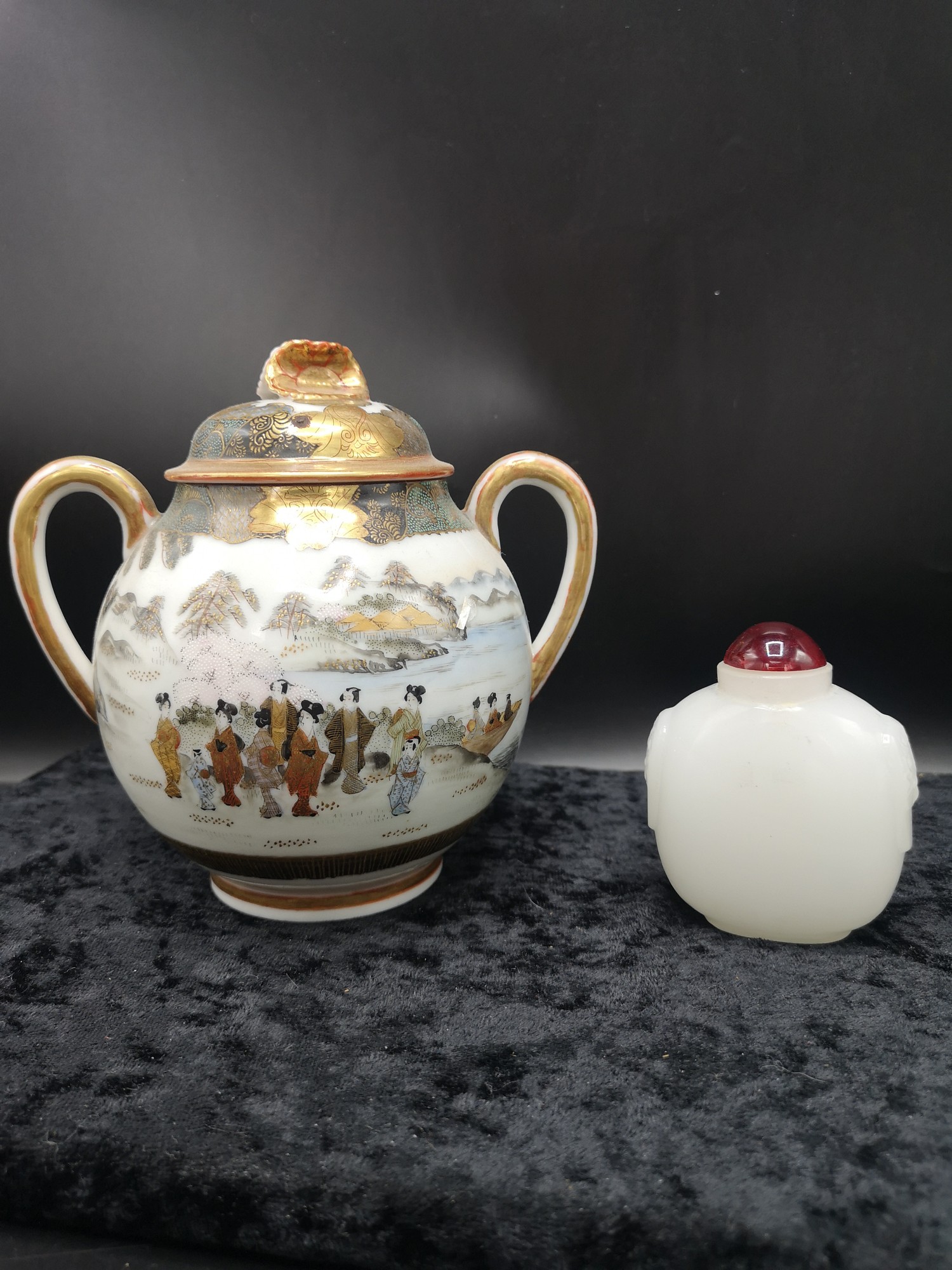 Oriental perfume bottle together Oriental 6 character signature jar.