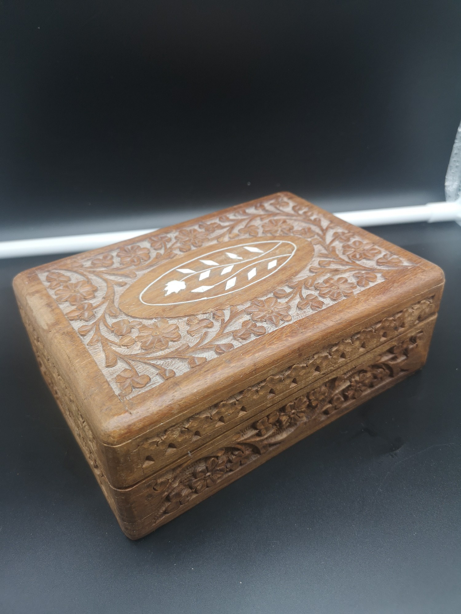 Carved box of jewellery. - Image 2 of 2