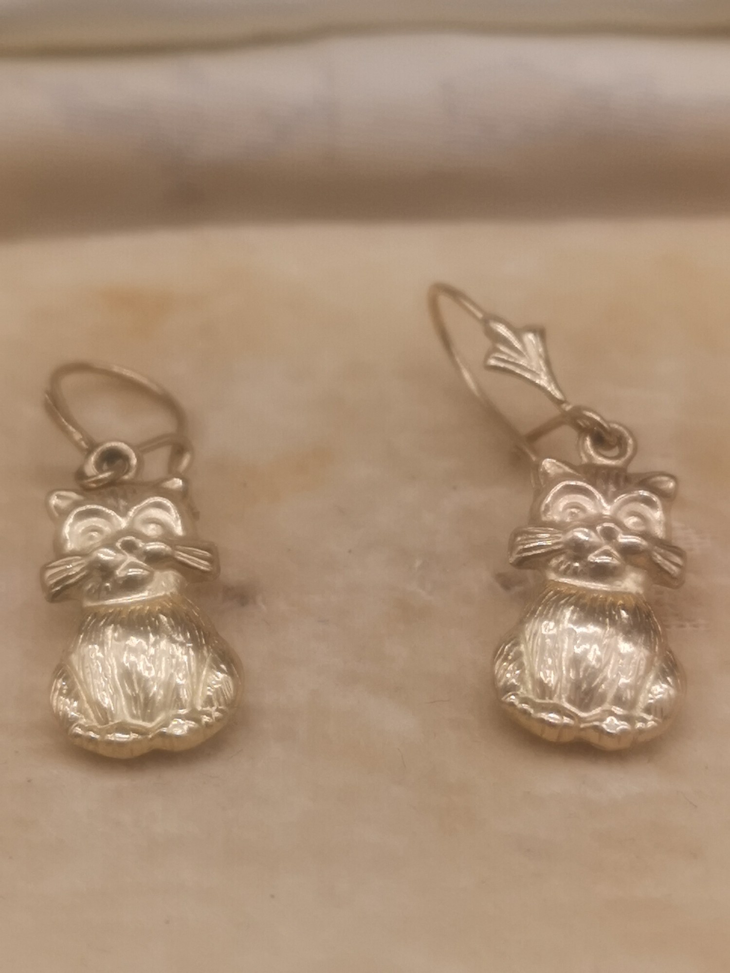 Pair of 9ct gold cat earrings. - Image 2 of 2