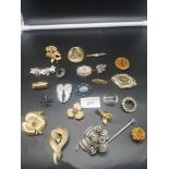 Lot of brooches to include ornate design brooch.