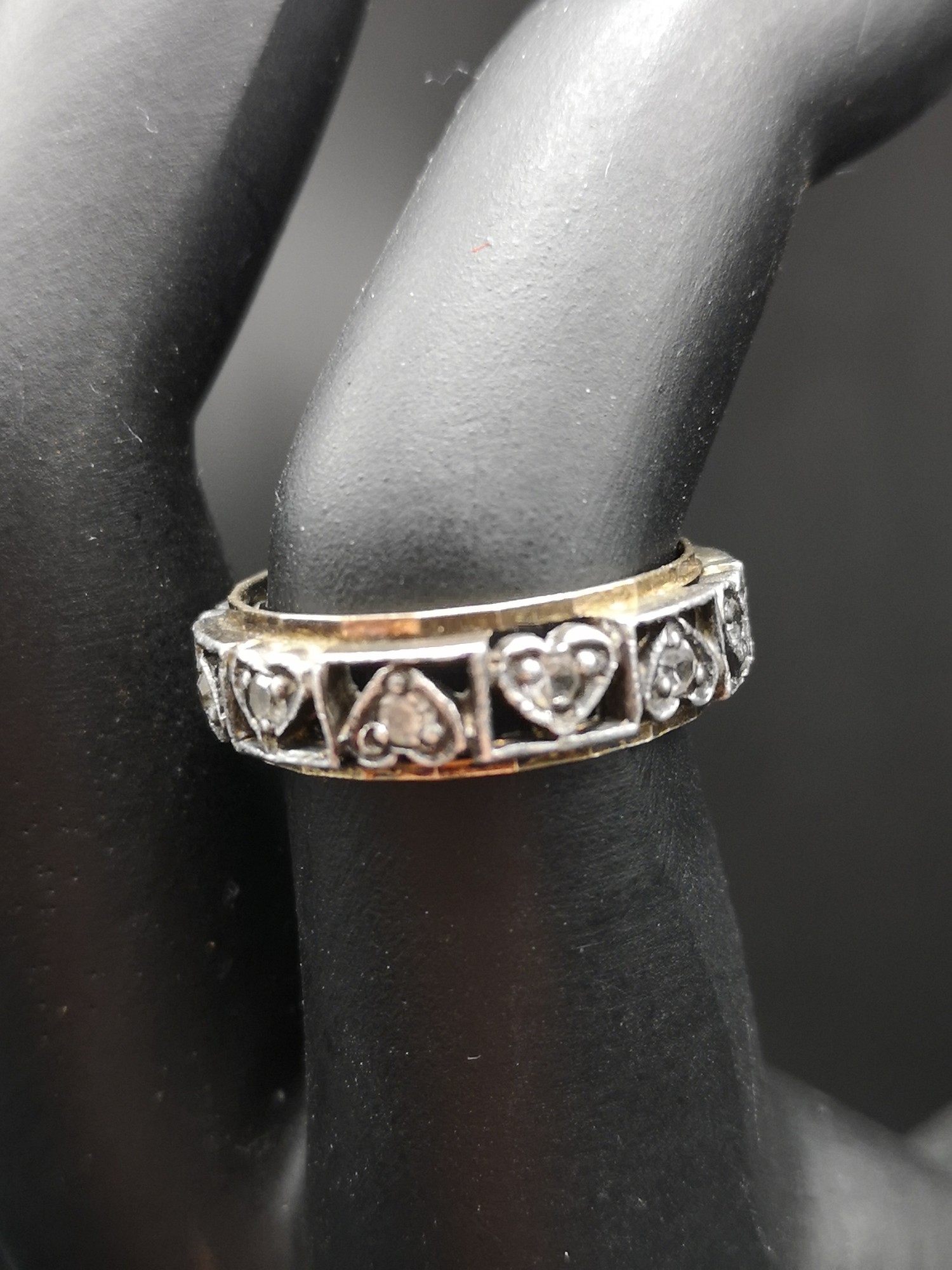 Vintage 9ct gold, silver ring set with heart design with stones. 3 grams.