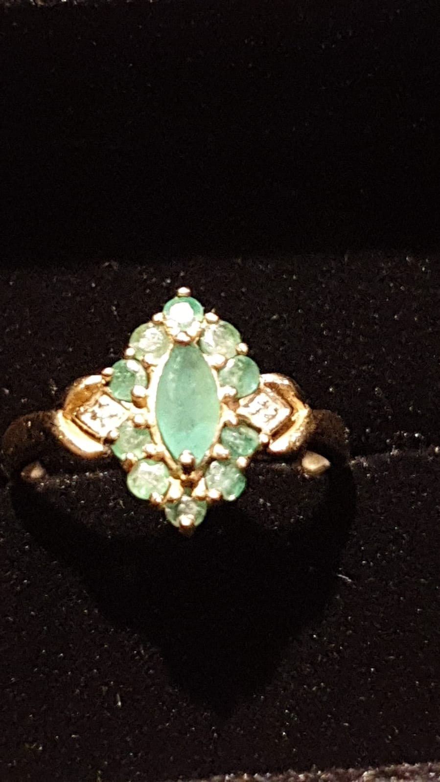 Ladies 9ct Gold Diamond and Green Stone Ring Beautiful Setting Ring.