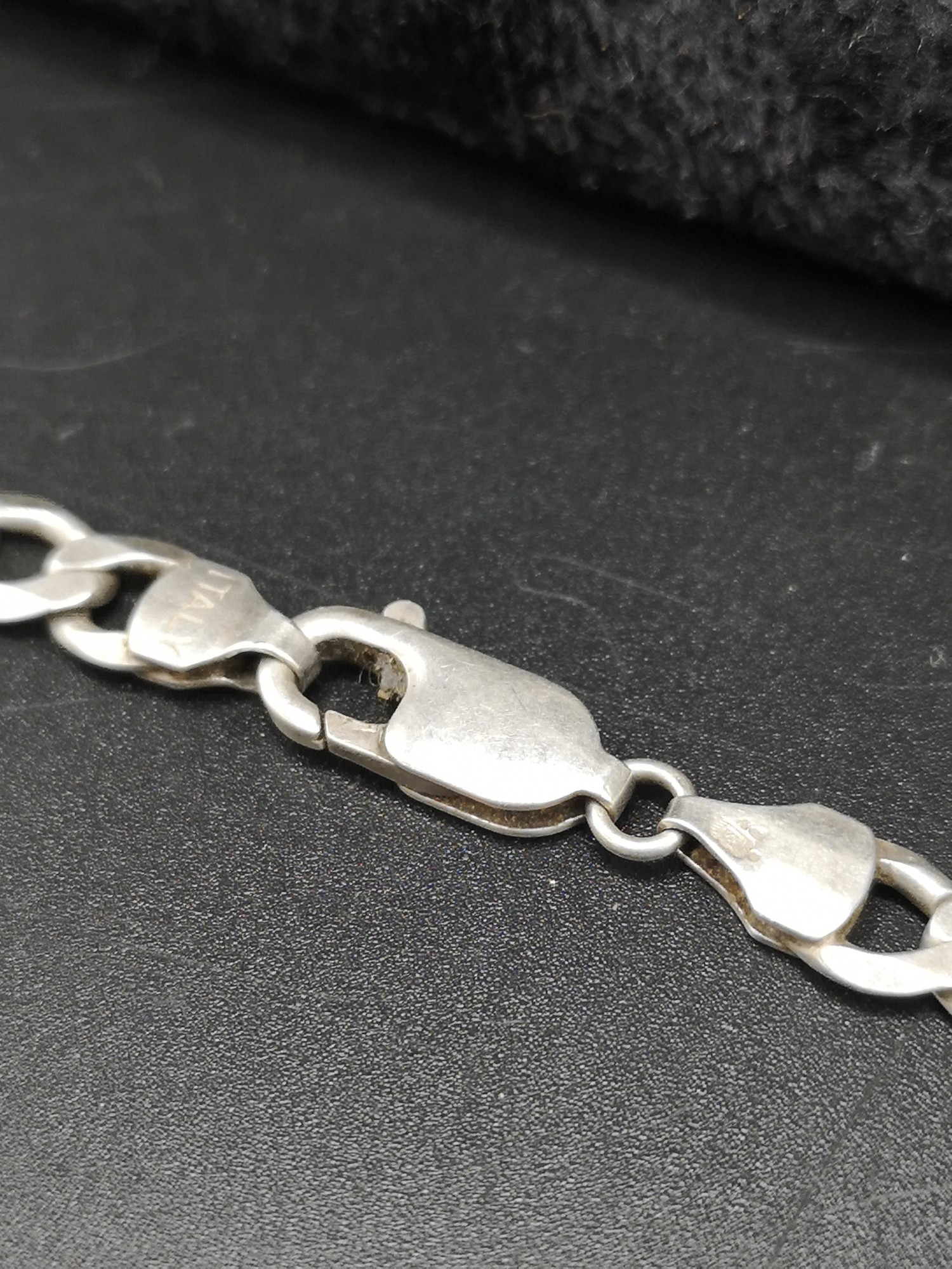 Heavy silver figuro chain with tbar. - Image 2 of 2