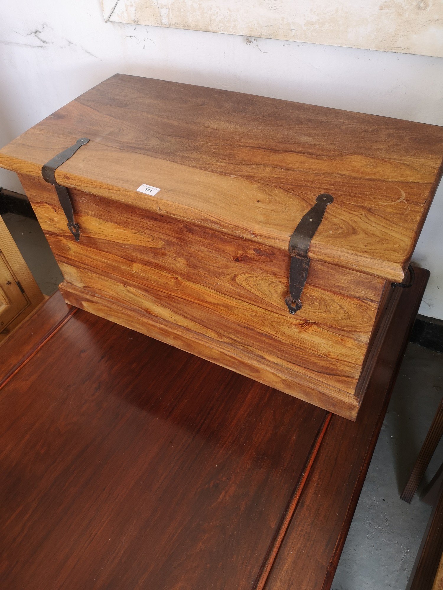 Rustic Mexican pine style trunk with fitted handles. - Image 2 of 2