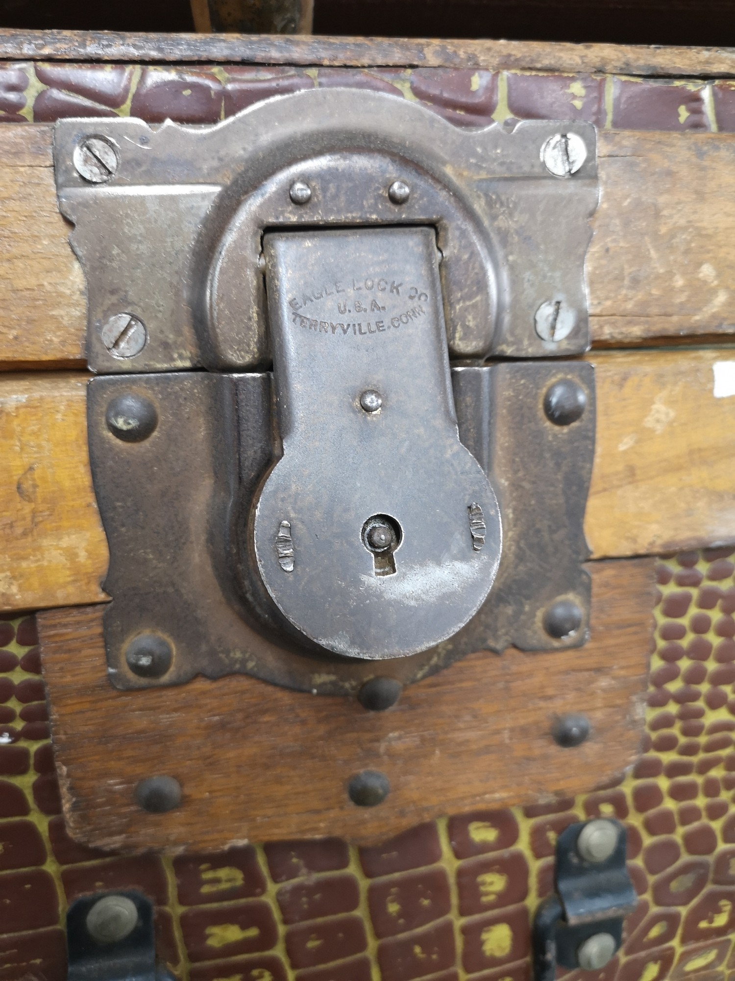 1900s wooden bound trunk with interior design - Image 4 of 4