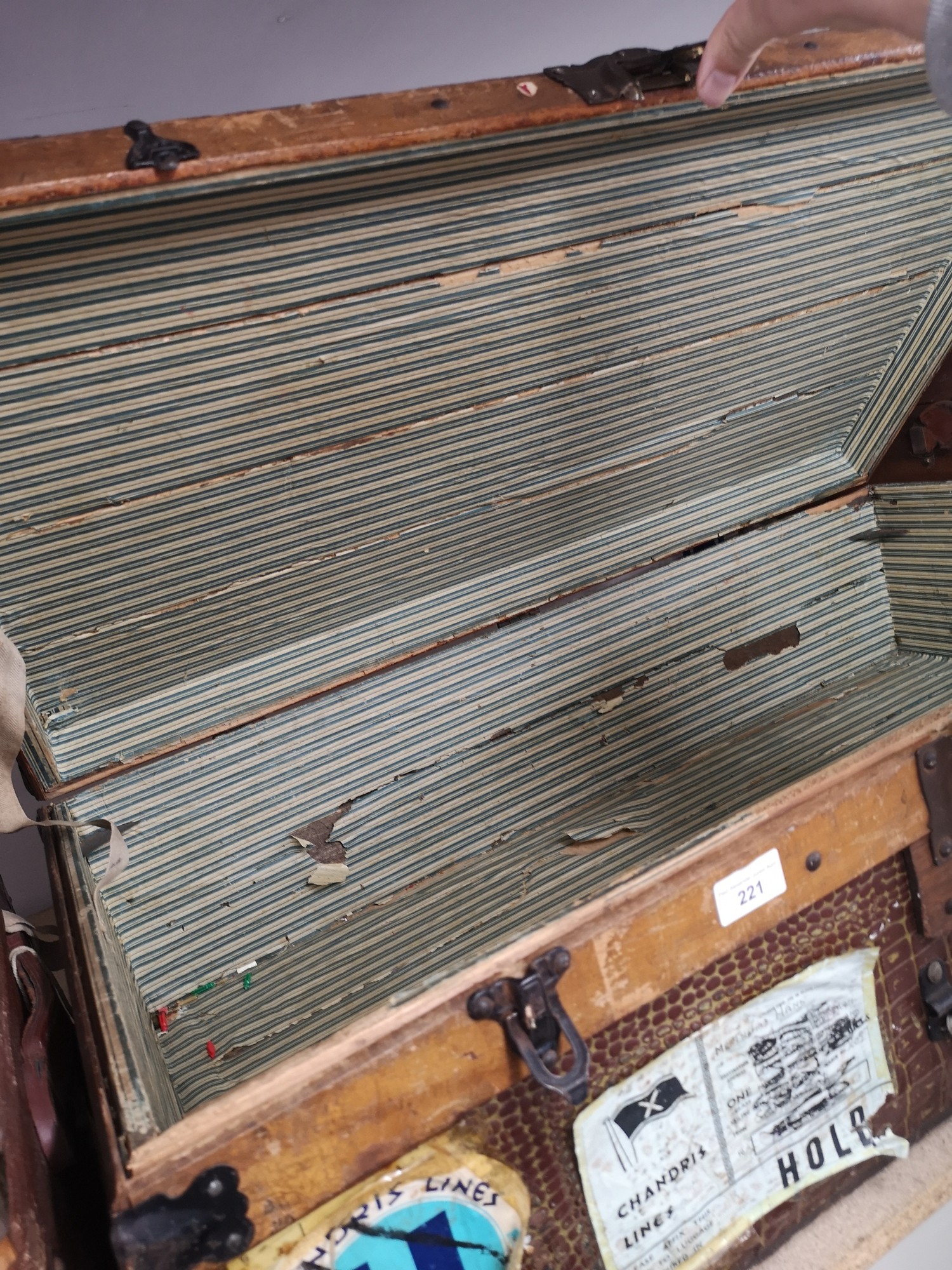 1900s wooden bound trunk with interior design - Image 2 of 4