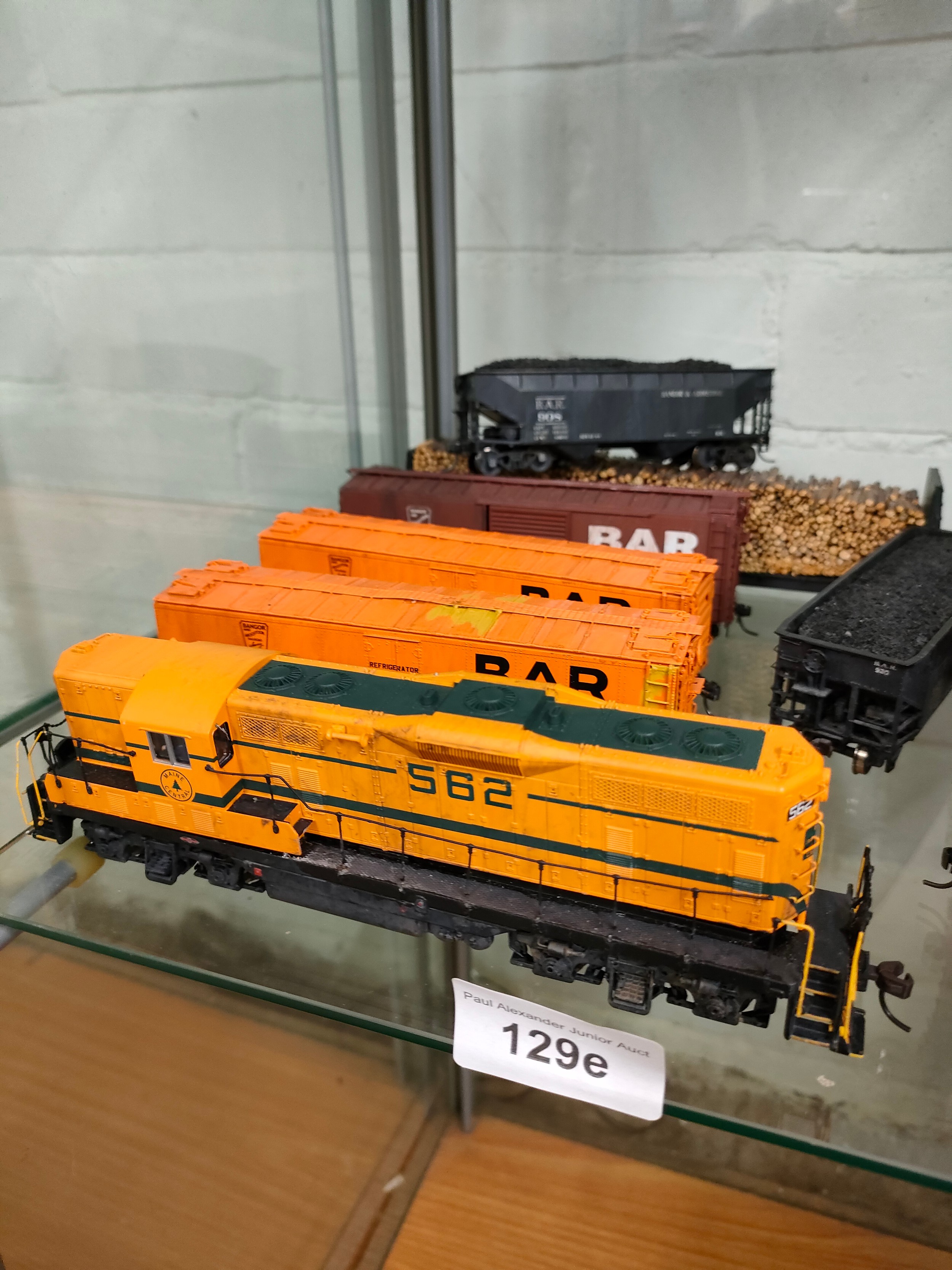 Maine central 562 train model together with rolling carriages. - Image 2 of 4