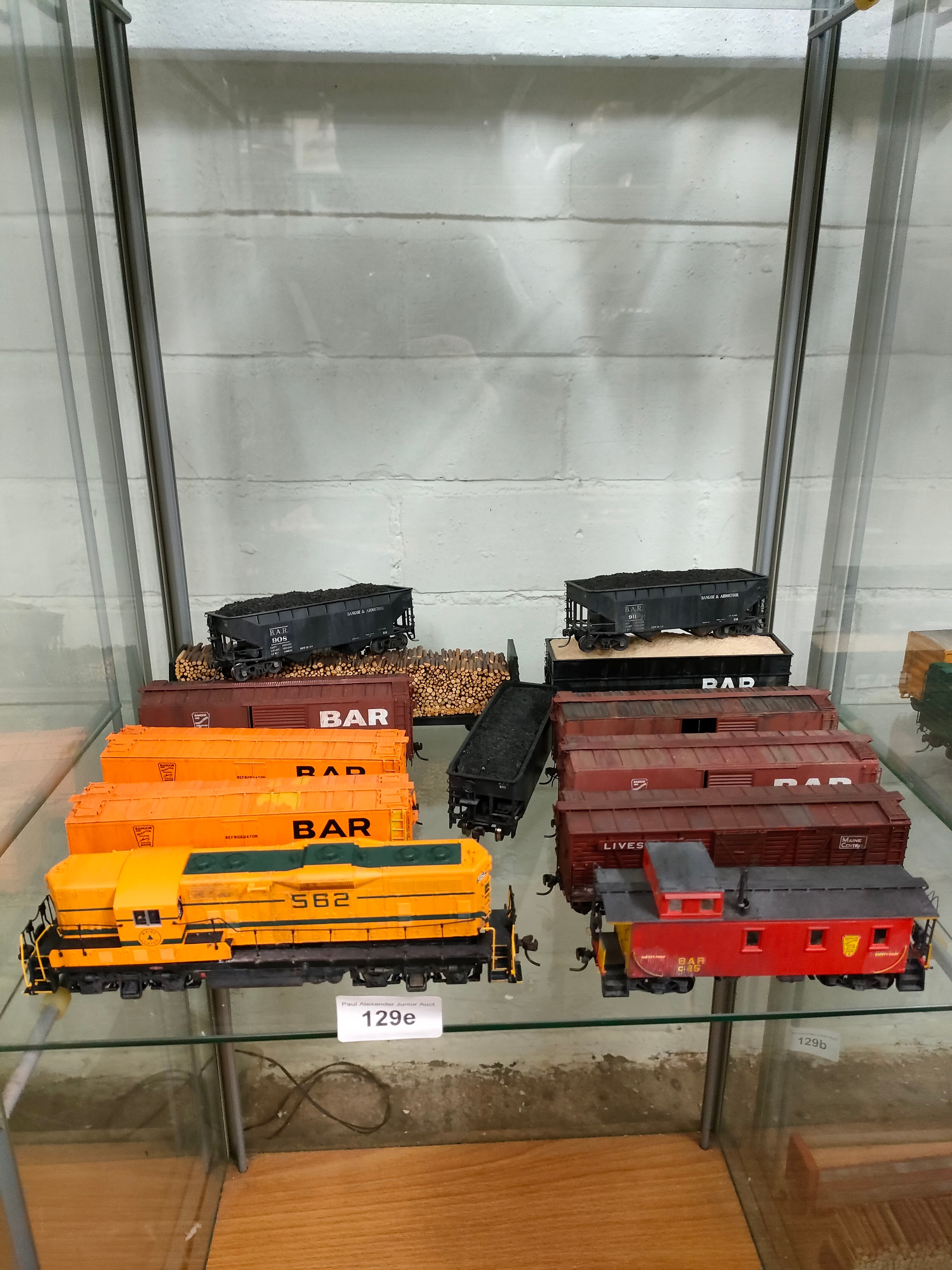 Maine central 562 train model together with rolling carriages.