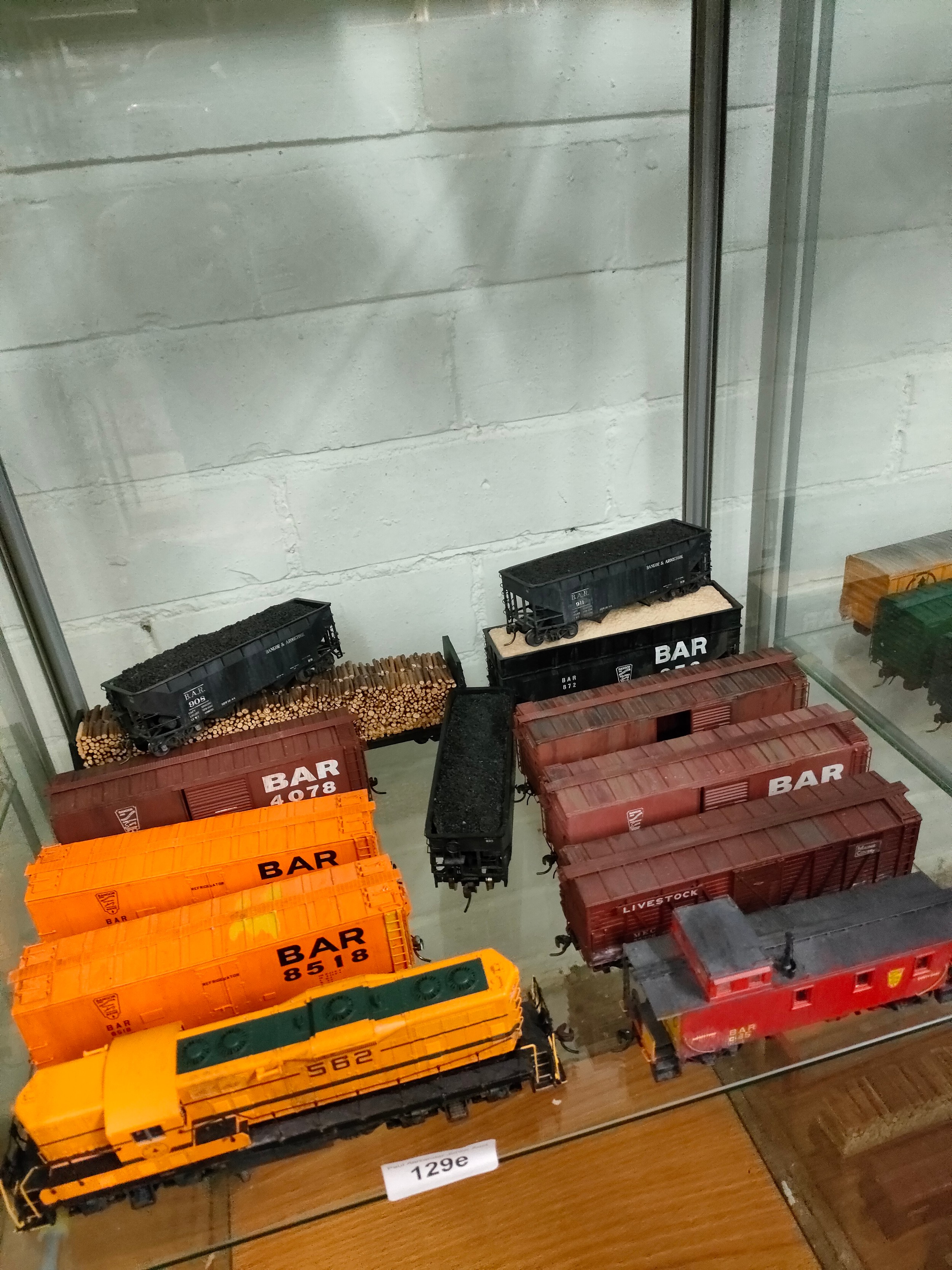 Maine central 562 train model together with rolling carriages. - Image 4 of 4