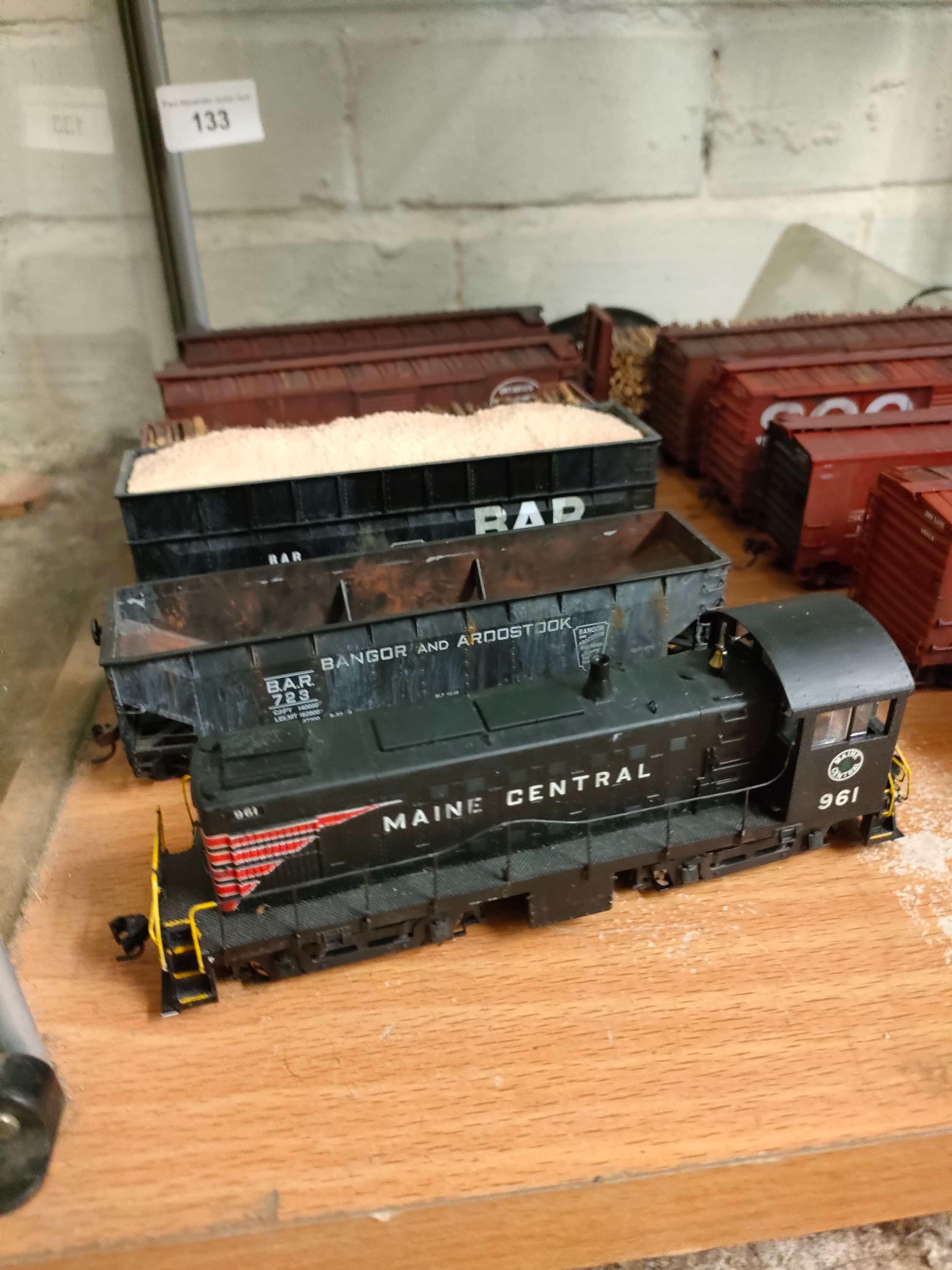 Maine central 961 train model together with rolling carriages. - Image 2 of 3