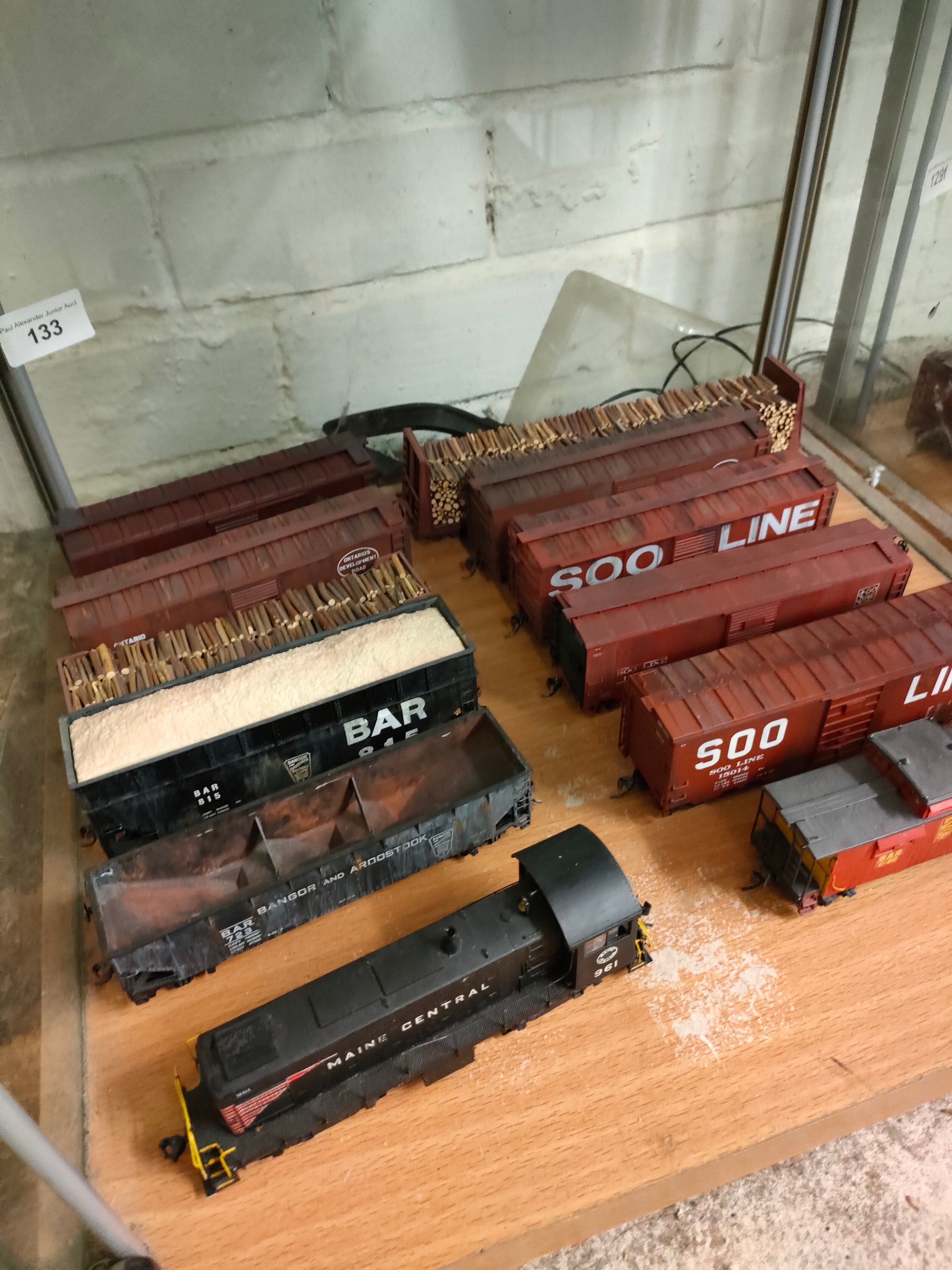 Maine central 961 train model together with rolling carriages. - Image 3 of 3