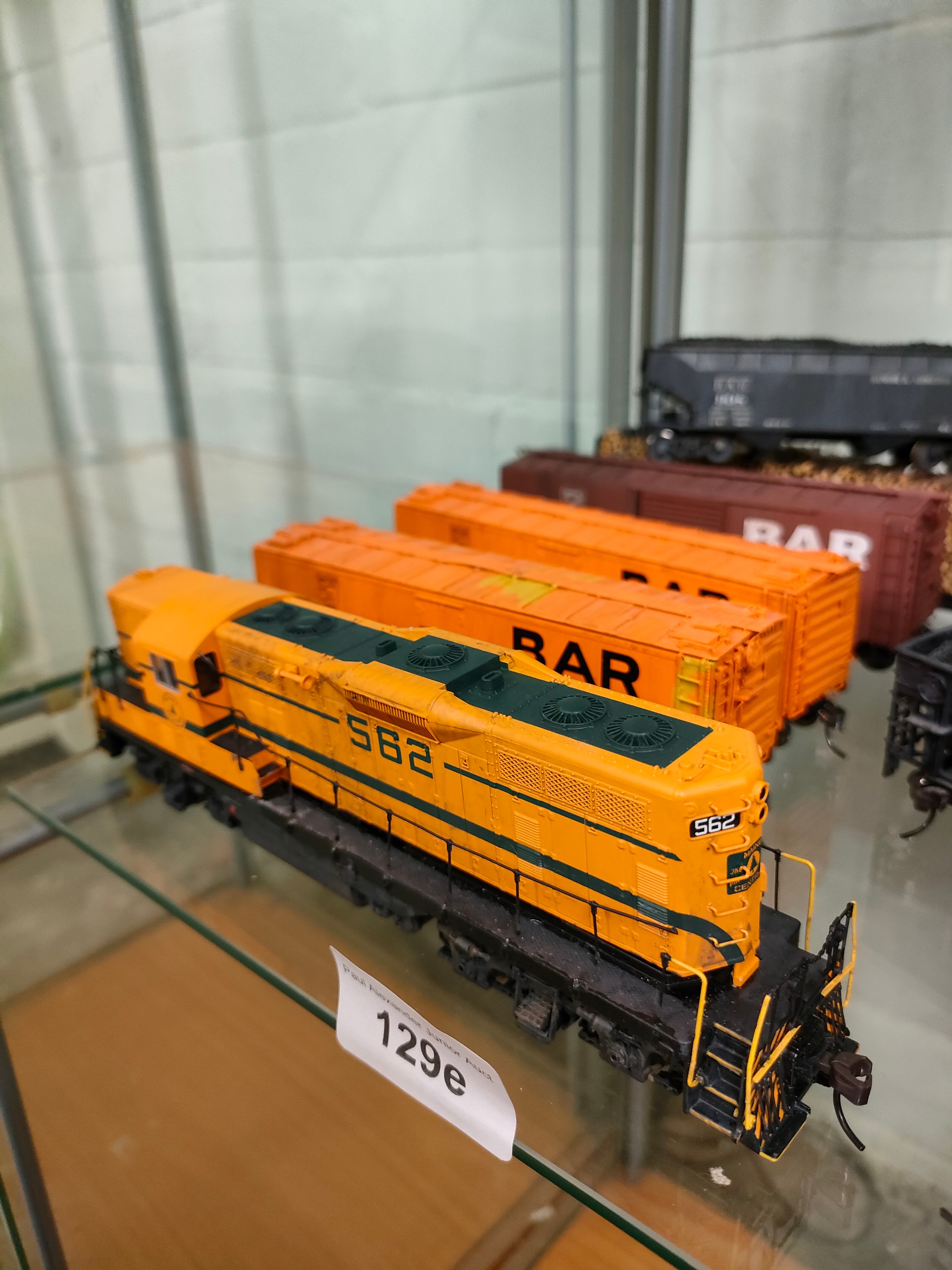 Maine central 562 train model together with rolling carriages. - Image 3 of 4