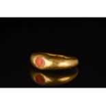 STUNNING ROMAN GOLD INTAGLIO RING WITH BEE