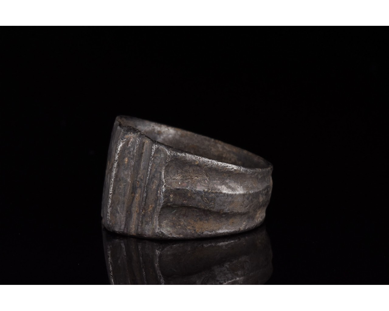 ROMAN SILVER DECORATED RING WITH LITUUS PATTERN - Image 3 of 5