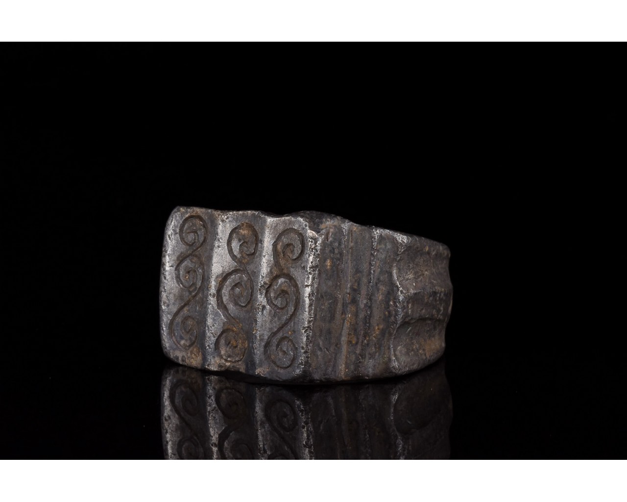 ROMAN SILVER DECORATED RING WITH LITUUS PATTERN - Image 2 of 5