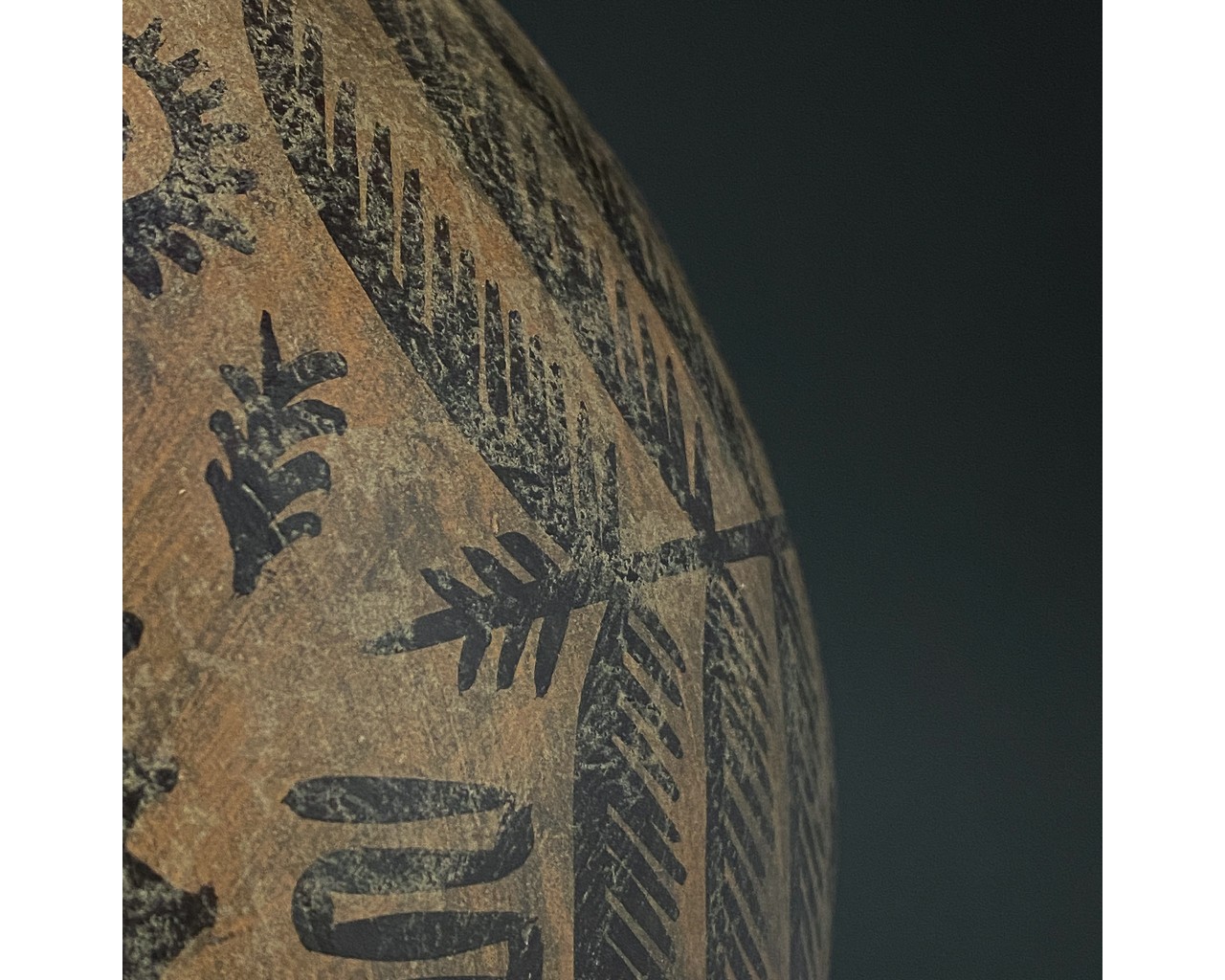 INDUS VALLEY PAINTED POTTERY VESSEL - Image 5 of 7