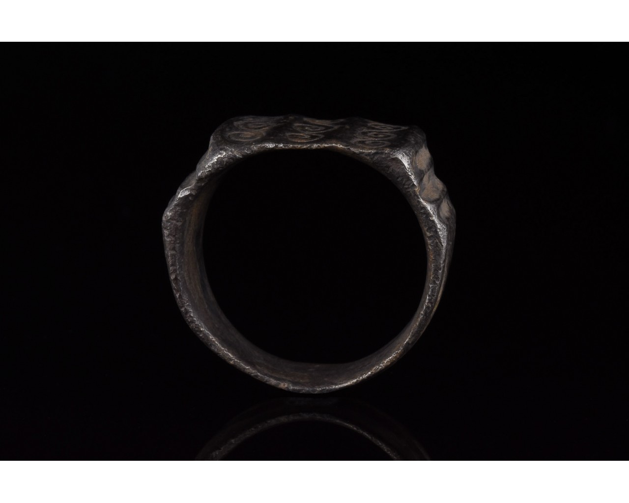 ROMAN SILVER DECORATED RING WITH LITUUS PATTERN - Image 5 of 5