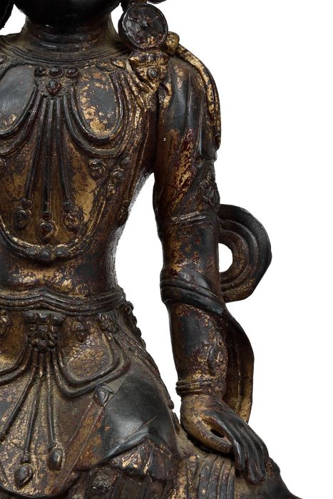 A sizable Sino Tibetan, Laquered and gilt Statue of Guan Yin sitting on a Snow Lion - Image 6 of 8