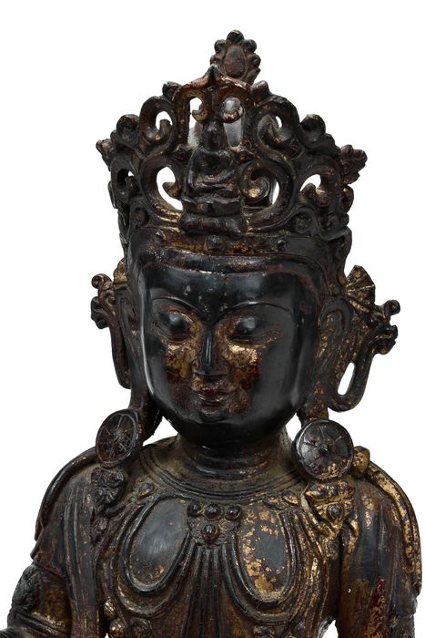 A sizable Sino Tibetan, Laquered and gilt Statue of Guan Yin sitting on a Snow Lion - Image 5 of 8